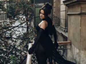 Українська співачка SOWA підкреслила фігуру ефектною чорною сукнею: фото